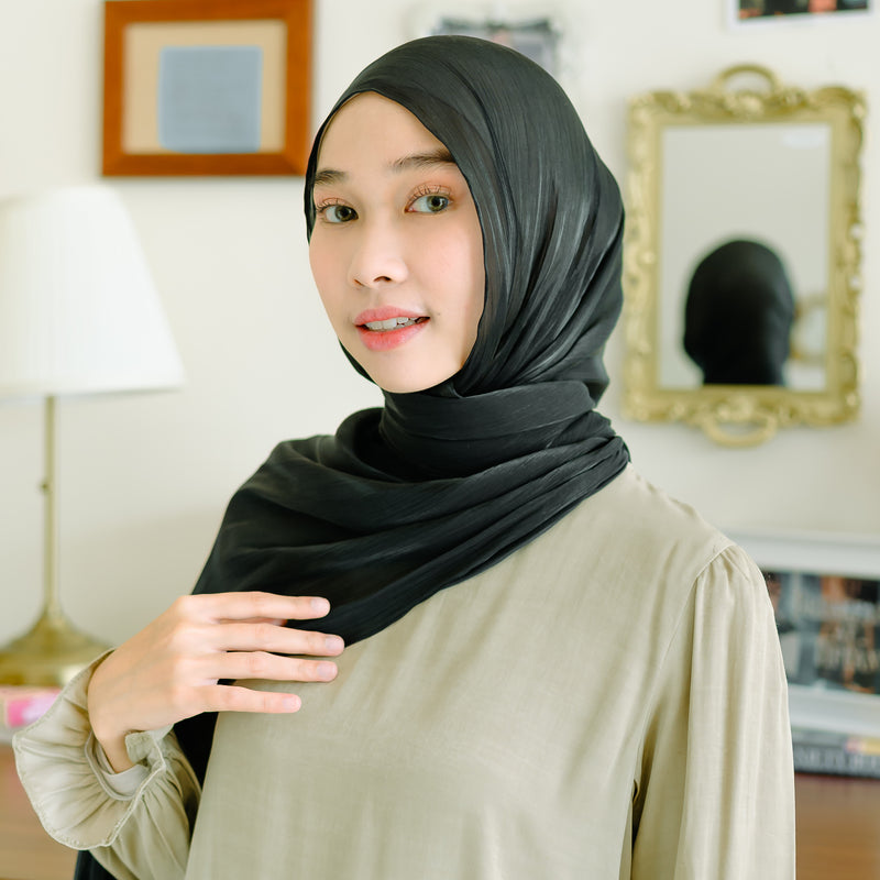 Yora Silk Shawl Black