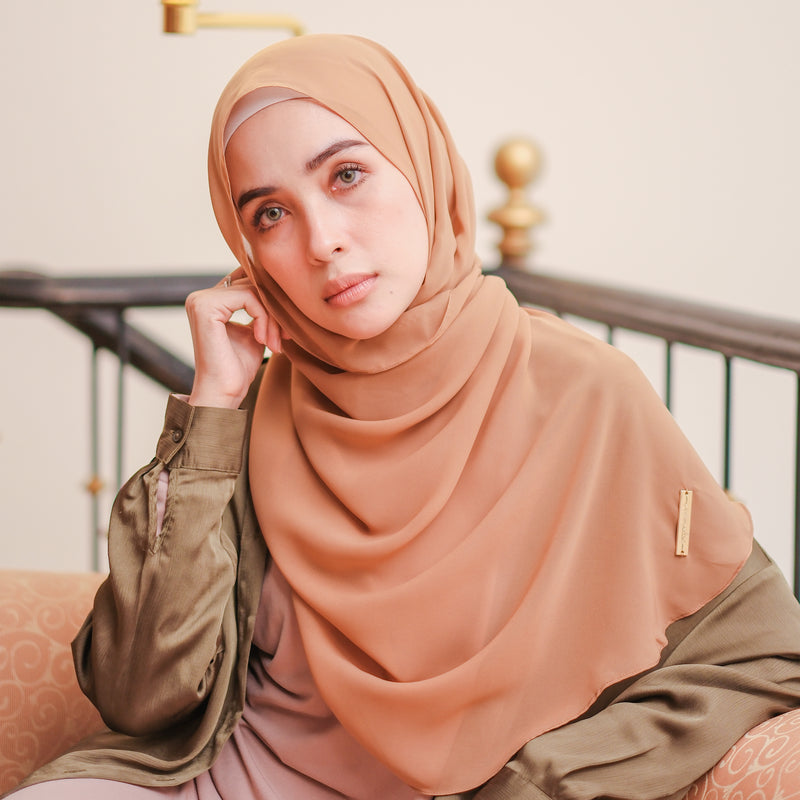 Ovel Shawl in Hazelnut (Lozy x Hamidah)