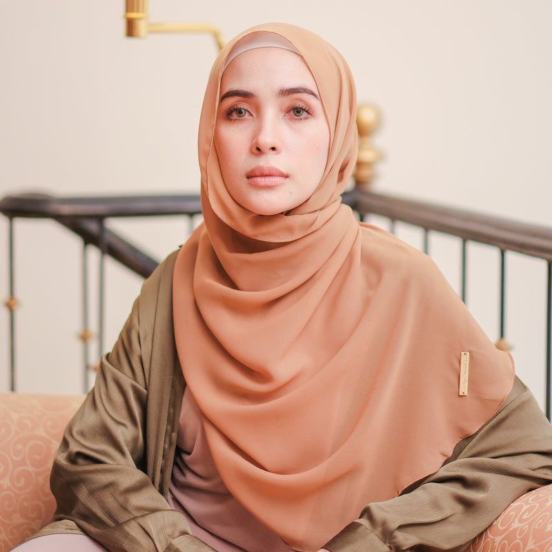 Ovel Shawl in Hazelnut (Lozy x Hamidah)