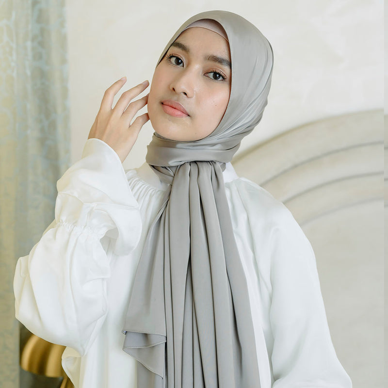 Shadeera Silk Shawl in Light Grey (Lozy x Shadira)