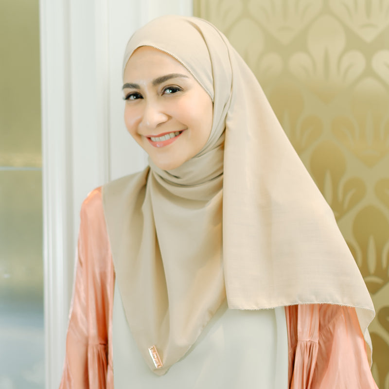 Dira Eyelash Shawl Beige