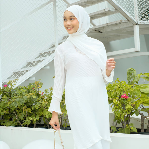 Mahira Pleats Blouse (Baju Plisket) Broken White